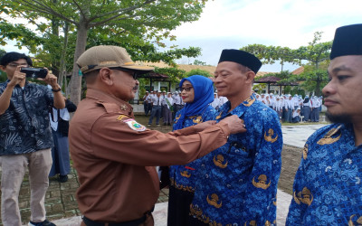 Pemberian Satya Lencana Kepada Guru dan TU